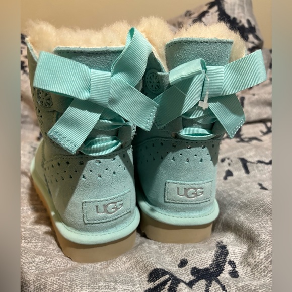 Brand new UGG Dae Sunshine Perforated Bow Boots - Picture 3 of 4